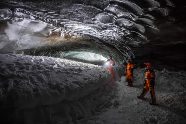 Snowmobiling-tour-Langjokull-glacier-Iceland53